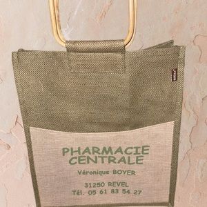 Foreign exchange pharmacy tote